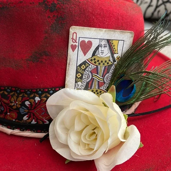 Queen of Hearts Hat - Picture 5 of 7